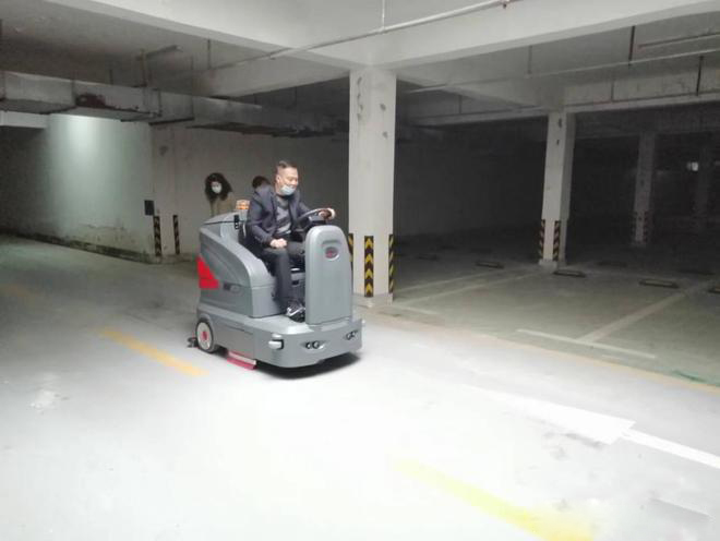 克孜勒小区物业保洁不用人力改用驾驶式洗地机了